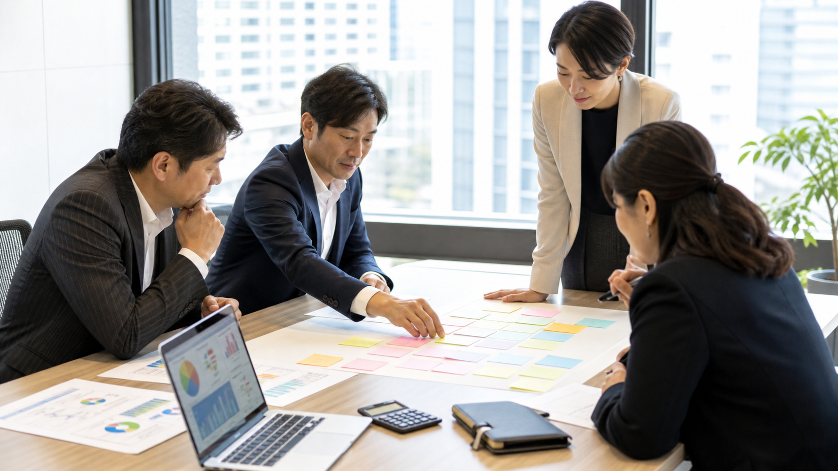 BI導入の要件と予算を整理する日本企業の検討チーム