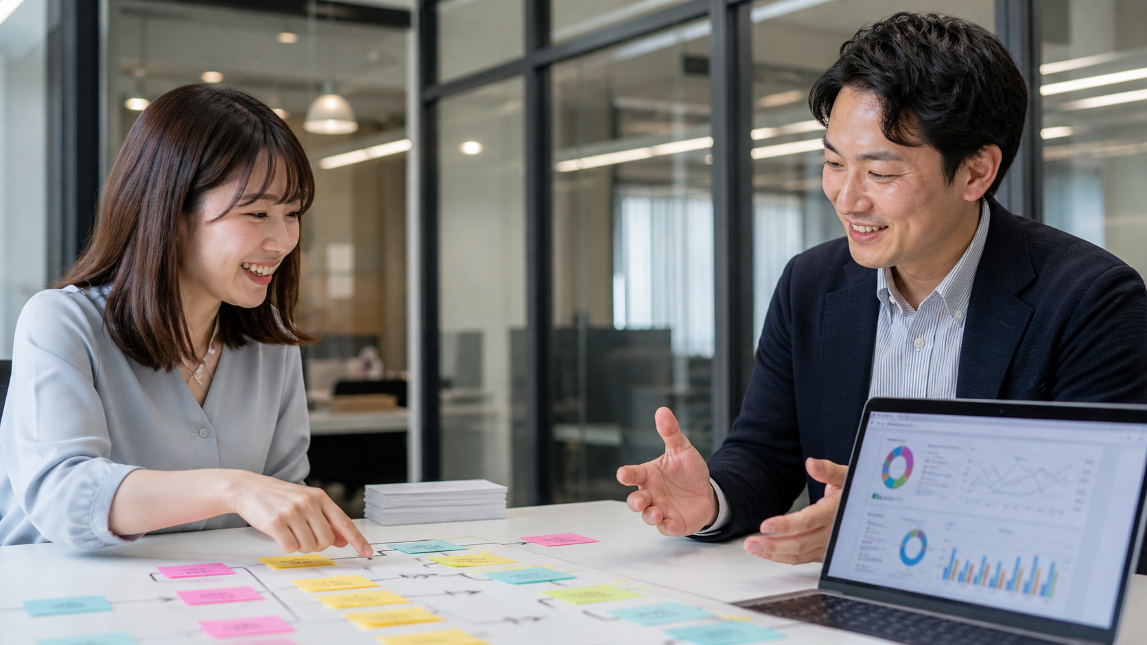 Excelレポート自動化の業務フローを整理する日本人担当者とコンサルタント