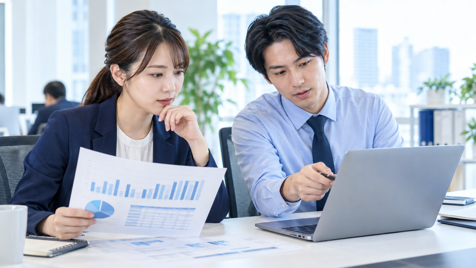 BI導入前に表データと月次帳票を照合する日本人担当者